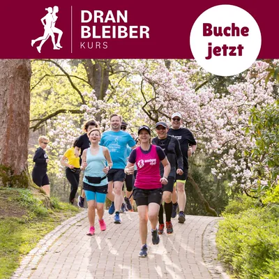 Kurs Dranbleiber: Laufgruppe unter blühenden Bäumen