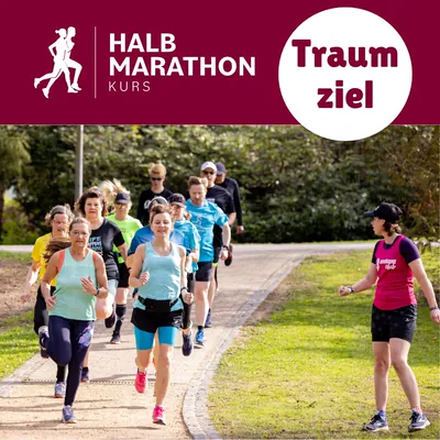 Halbmarathon-Kurs: Laufgruppe auf einem Parkweg mit Coach am Rand