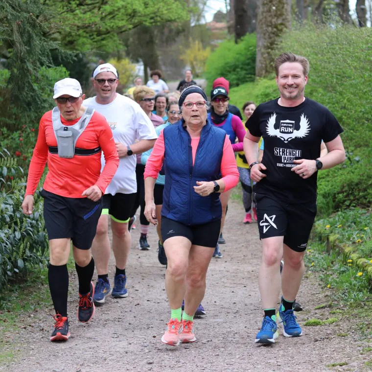 Laufgruppe des ausdauerclub auf einem Parkweg