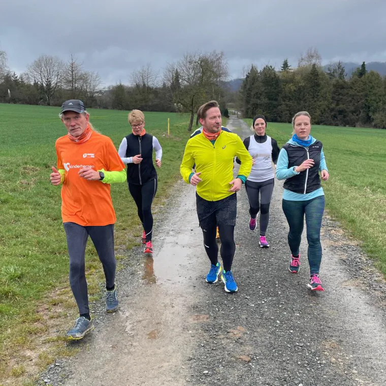 Laufgruppe des ausdauerclub auf einem Feldweg